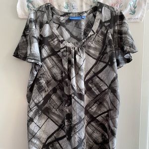 Simply vera vera Wang gray top. Size XL.